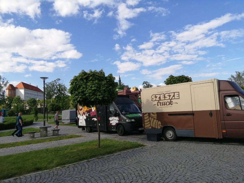 W Sandomierzu trwa zlot foodtrucków. Na Bulwarze Piłsudskiego zaparkowało kilkanaście ciężarówek z jedzeniem [ZDJĘCIA]