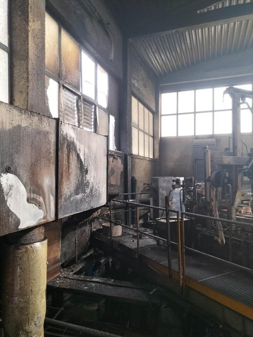 Ogień zniszczył część wnętrza hali produkcyjnej huty szkła...