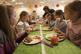 Dzieciaki uczyły się jeść zdrowo z okazji Dnia Zdrowego Śniadania (ZDJĘCIA)
