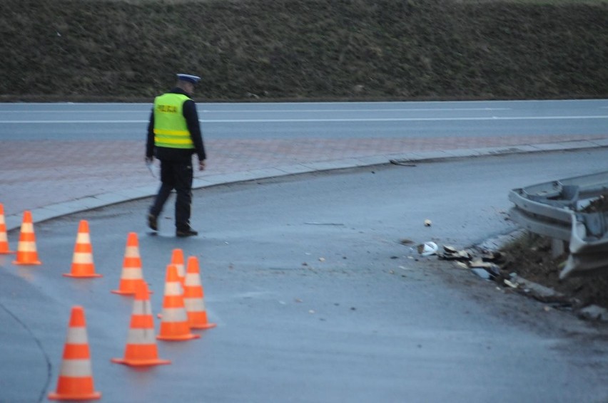 Śrem: wypadek na obwodnicy Śremu. Kraksa przy zjeździe z Gostyńskiej. ZDJĘCIA zablokowana obwodnica