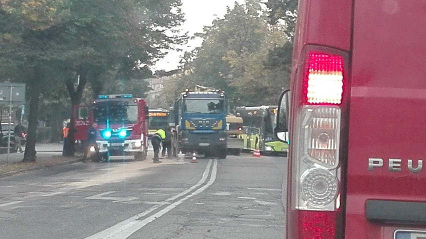 Z koparki na ul. Kosynierów Gdyńskich w Gorzowie wyciekł olej. Tworzą się korki [ZDJĘCIA]