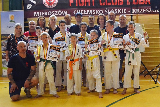 Legnicki Klub Karate Shinkyokushin Knockdown z medalami