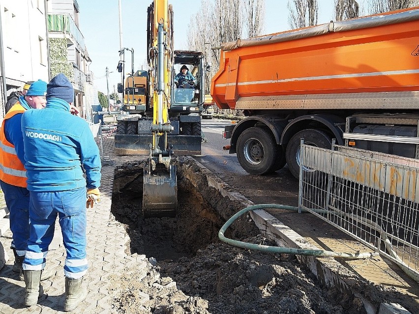 Wielka awaria magistrali wodociągowej na Widzewie. Wstrzymany ruch 