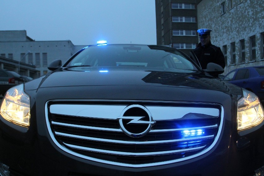 Samochody KMP w Piotrkowie. Opel insignia ma dwulitrowy,...