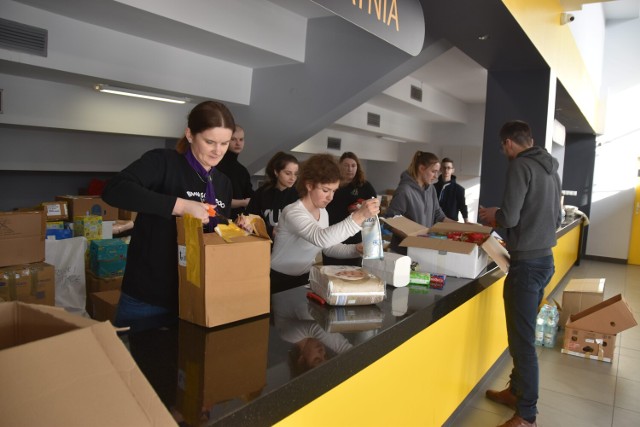 Nowy, miejski punkt zbiórki darów dla potrzebujących Ukraińców znajduje się w holu hali przy ul. Gumniskiej w Tarnowie. Wolontariusze mają tam pełne ręce roboty