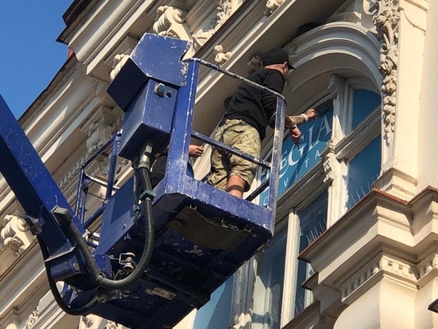 Z pięknie odnowionej kamienicy Rynek 5 nareszcie zniknęła kłująca w oczy reklama.