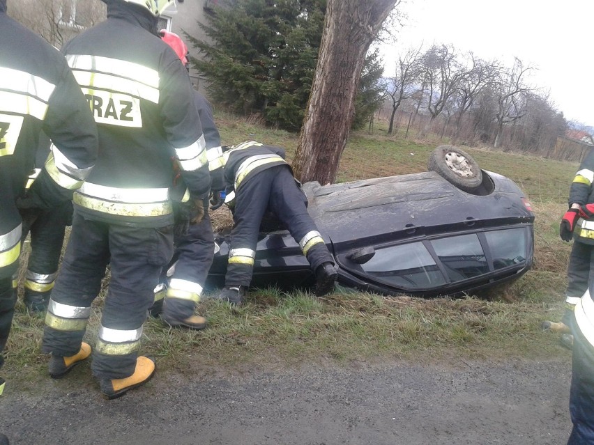 Wypadek w Żywcu. Dachowanie na ul. Krakowskiej [ZDJĘCIA]