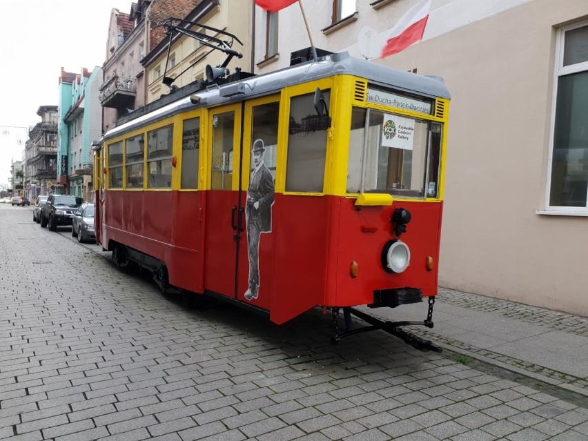 Na zdjęciach tramwaj w Inowrocławiu przed i po remoncie