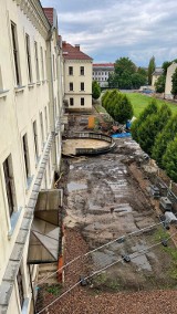 Kraków. Park przy Karmelickiej, a obok powstaje informatorium biblioteki wojewódzkiej