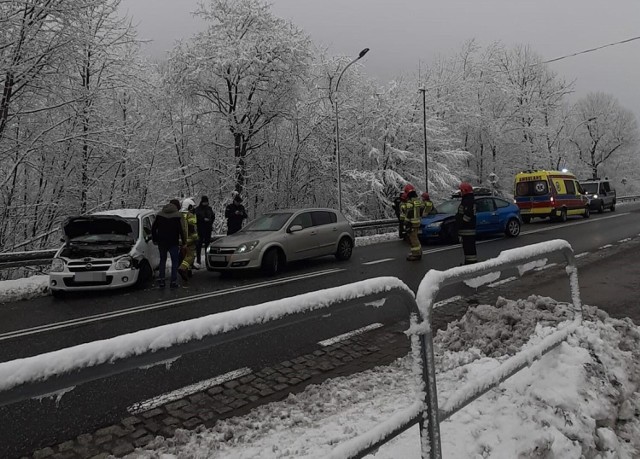 Na drodze krajowej nr 75 zderzyły się cztery samochody