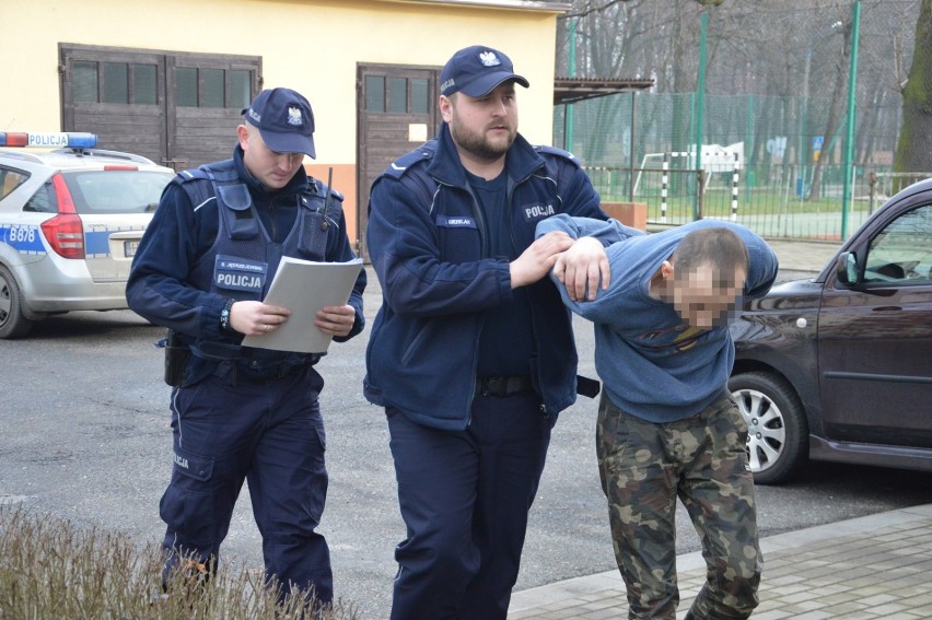 To on przyłożył nóż do gardła listonoszce. Maciej J. usłyszał zarzuty