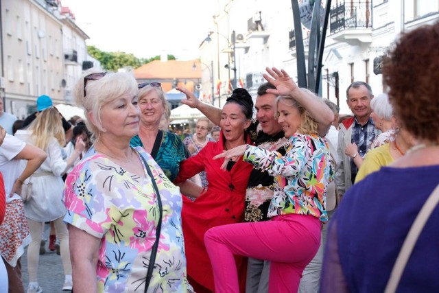 Mieszkańcy Białegostoku świetnie się bawili na potańcówce miejskiej przy Kilińskiego