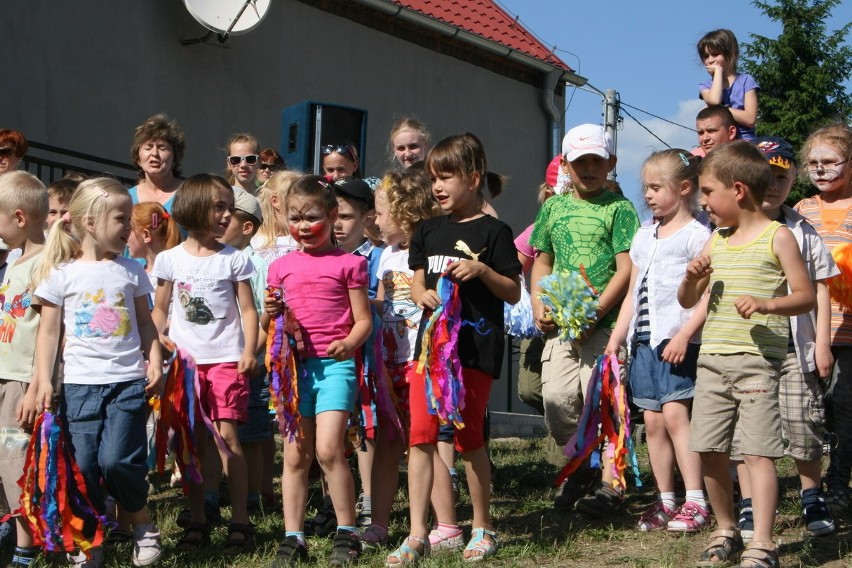 Rodzice bawili się z dziećmi na festynie w przedszkolu Bajka w Bielsku