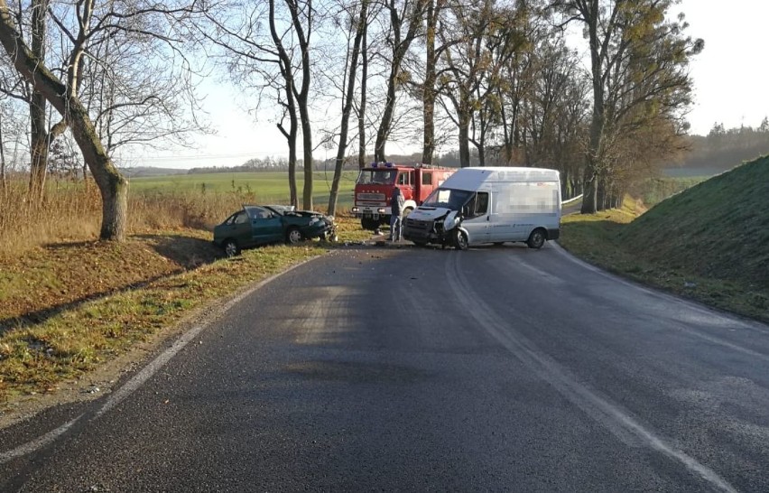 Wypadek w Krzykosach. Ranne dwie osoby [ZDJĘCIA] Policjanci apelują o ostrożność: - Jezdnia śliska i oblodzona