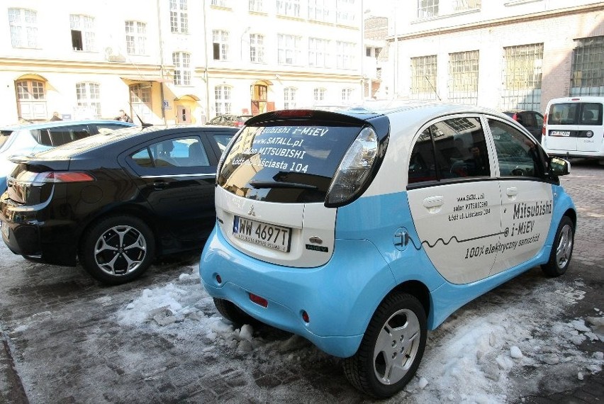 W Łodzi zaprezentowano cztery auta z napędem elektrycznym i...
