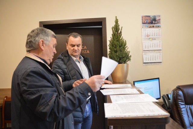 W sekretariacie Urzędu Miejskiego w Miastku petycje zostawili przewodniczący osiedla Zatorze Dariusz Zagaja i sołtys Pasieki Stanisław Koźlik
