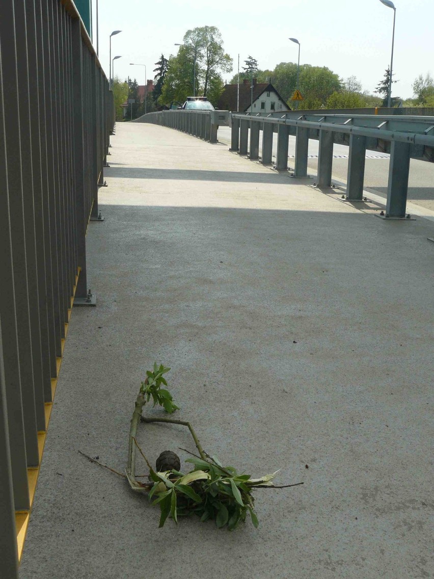 Granat z czasów II wojny światowej leżał na moście w Drewnicy. Ktoś go tam zostawił?