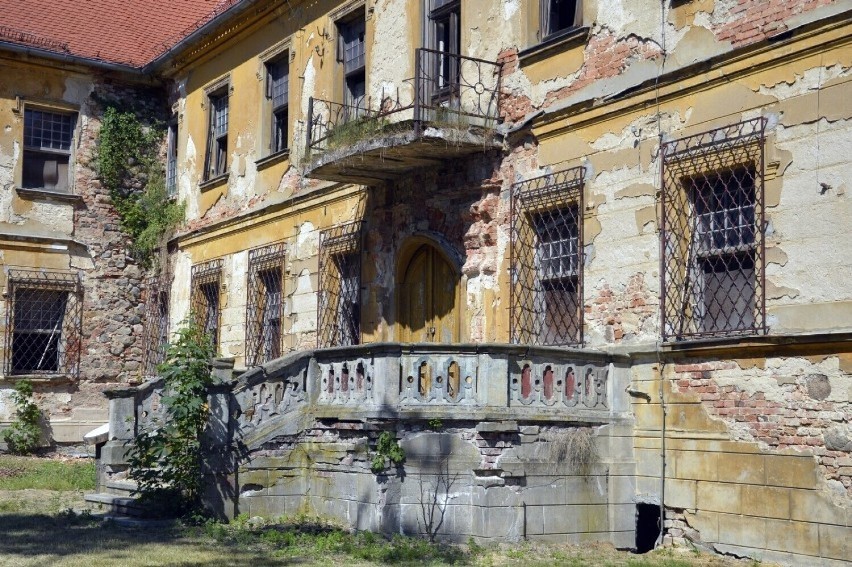 Pałac w Dalkowie przechodzi remont dachu. Jest zamknięty dla...