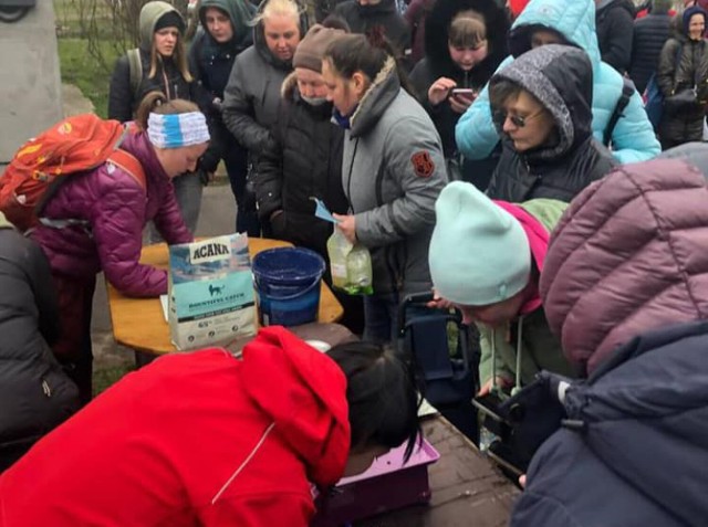 Ogromna kolejka właścicieli zwierząt w Ukrainie, oczekująca na karmę dla swoich podopiecznych. Pożywienie przywieźli wolontariusze z Przemyśla.