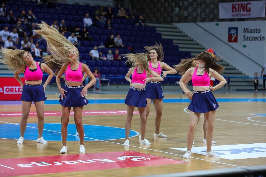 Cheerleaderki na meczu Kinga Szczecin z Anwilem Włocławek.