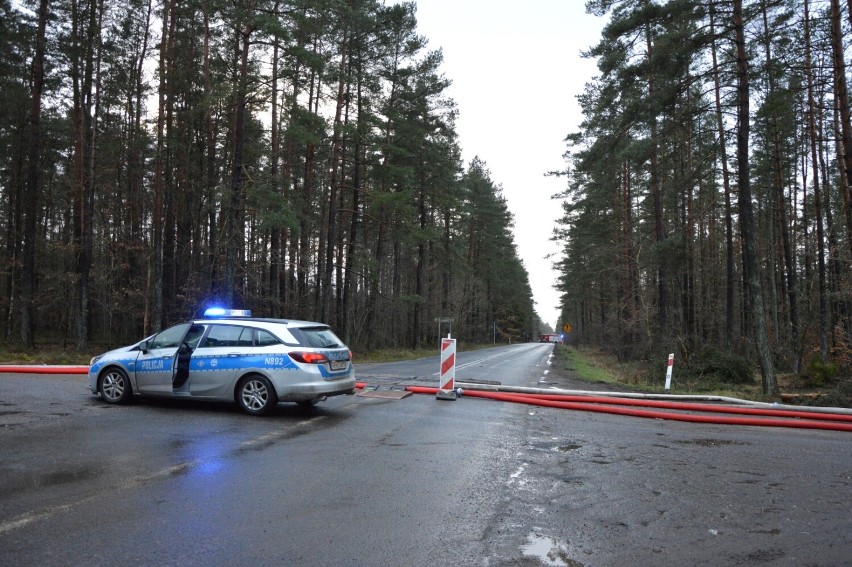 Drogi zamknięte i wyznaczone objazdy. W Kamieńcu nadal trwa akcja gaszenia pożaru