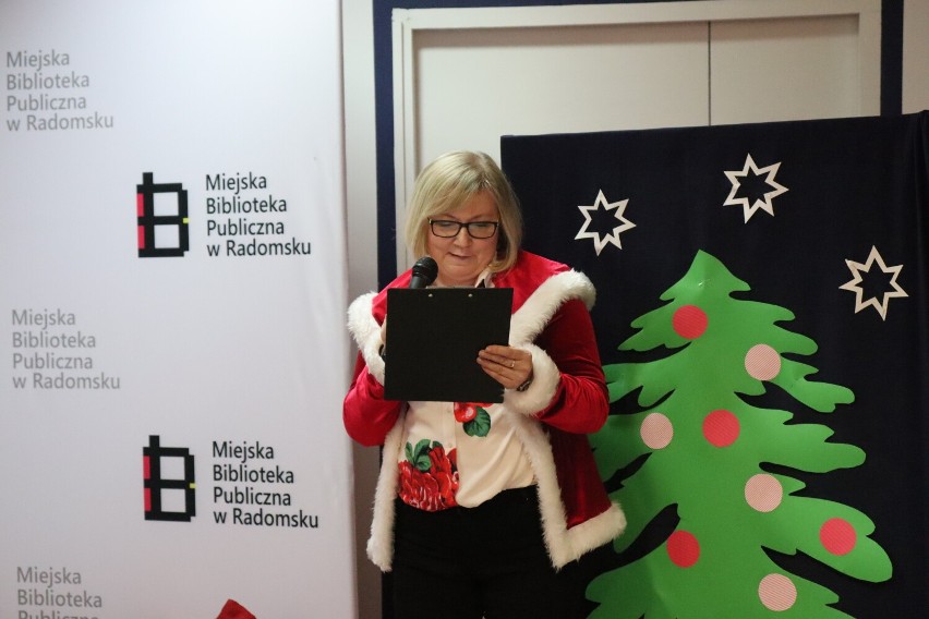 Mikołajki w MBP w Radomsku. Było ubieranie choinek i prezenty od św. Mikołaja. ZDJĘCIA