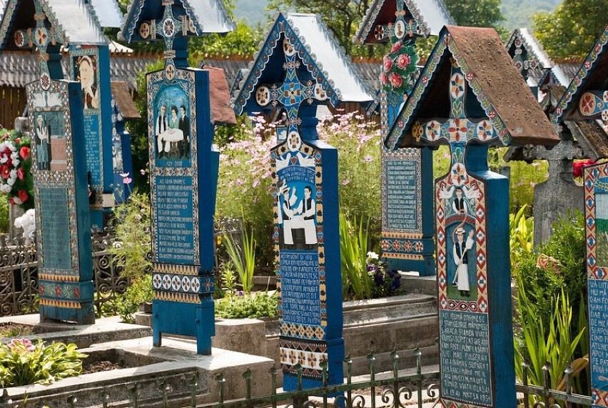 Cmentarz w miejscowości Săpânța bezsprzecznie wyróżnia się...