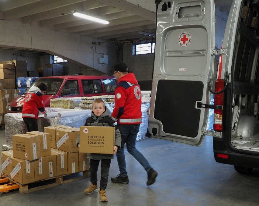 Lublin. Paczki PCK „Na pomoc Ukrainie!”. Pomoc humanitarna wyruszyła do naszych wschodnich sąsiadów. Zobacz zdjęcia