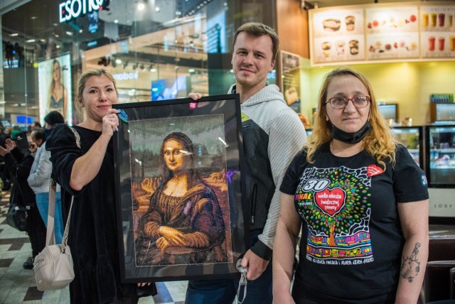 "Mona Lisa" wyklejana kryształkami przez Martę Sawicką (z prawej) została wylicytowana przez Karolinę i Łukasza za 750 złotych. - Będzie ozdobą salonu lub sypialni - mówili.