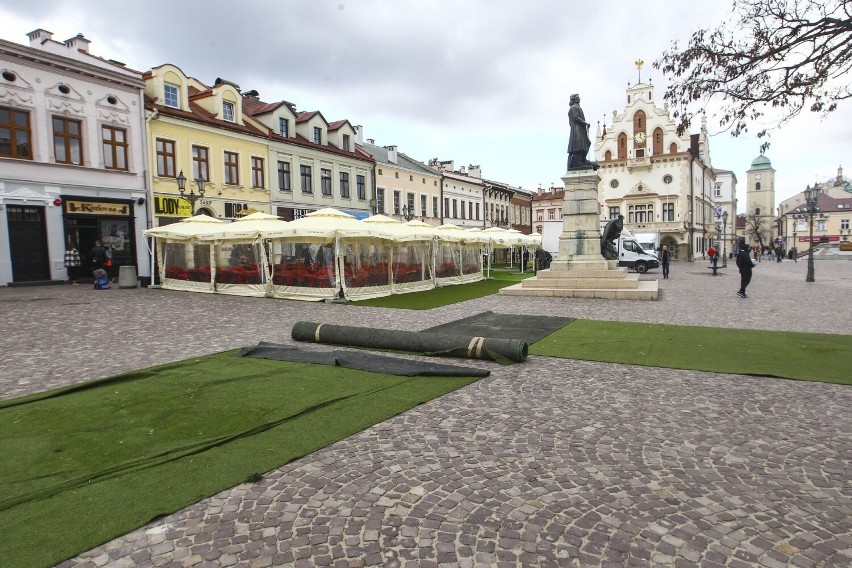 Rozpoczęto montowanie ogródków piwnych na Rynku w Rzeszowie [ZDJĘCIA]