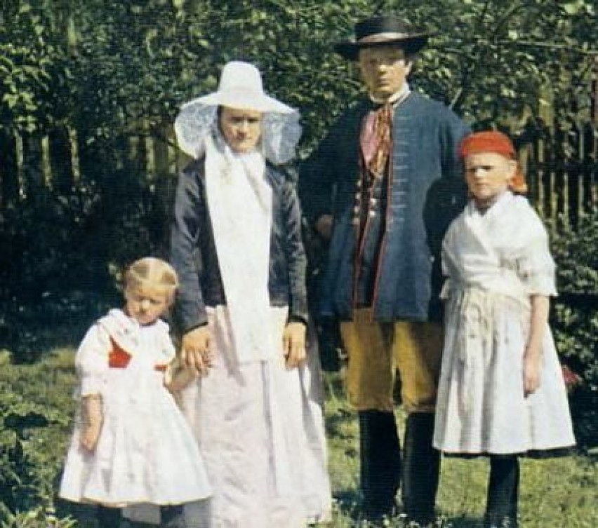 Pierwsze przedwojenne zdjęcie kolorowe rodziny w stroju...
