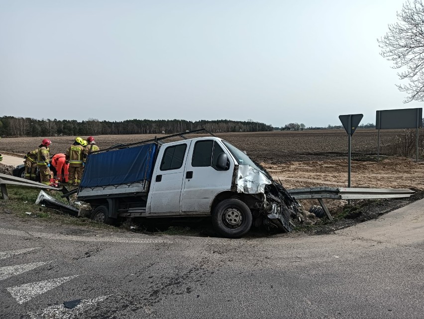 Wypadek samochodu dostawczego z autem osobowym na DK92
