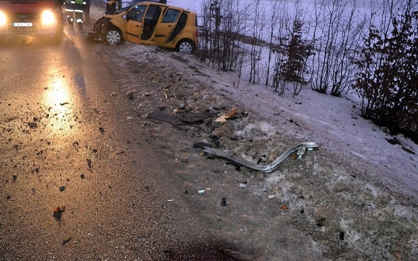 Jedna osoba, kobieta kierująca renault, została ranna w...