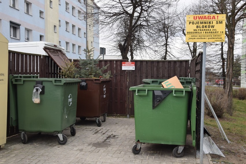 Śmieci w Kaliszu. Zdaniem radnych KO Miasto nie poinformowało należycie o nowych stawkach opłat. Urząd odpowiada