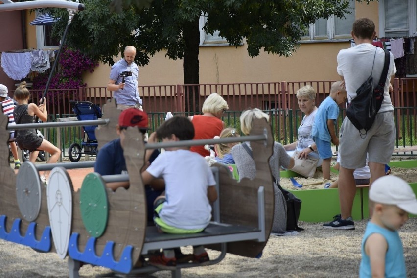 Plac zabaw na osiedlu Widok w Skierniewicach powstał w ramach budżetu obywatelskiego w 2018 roku. Obecnie, z tej samej puli pieniędzy powstaje przy nim tężnia