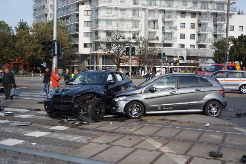 Wypadek na skrzyżowaniu Rembielińskiej i Kondratowicza....
