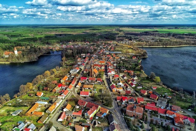 LUBUSKIE. LUBNIEWICE. Zdjęcia jezior: Lubiąż i Krajnik oraz położonych nad nimi Lubniewic, jednego z najmniejszych miast w Polsce, wykonał z drona Grzegorz Walkowski