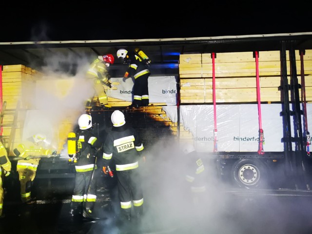 Strażacy otrzymali zgłoszenie o pożarze samochodu ciężarowego na autostradzie A1 na wysokości miejscowości Orenice (gm. Piątek)