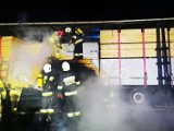 Pożar samochodu ciężarowego na autostradzie pod Piątkiem. Z ogniem walczyło 25 strażaków ZDJĘCIA