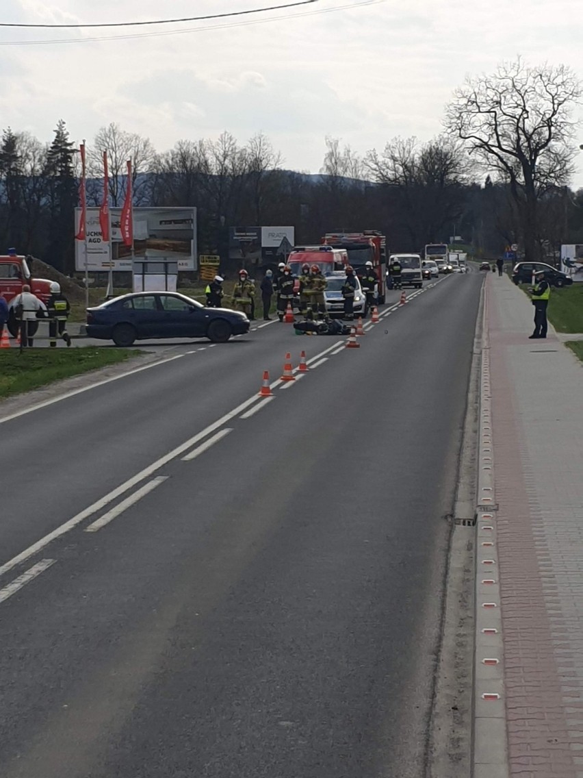 Barwałd Górny. Motocykl czołowo zderzył się z samochodem na DK 52. Utrudnienia w ruchu