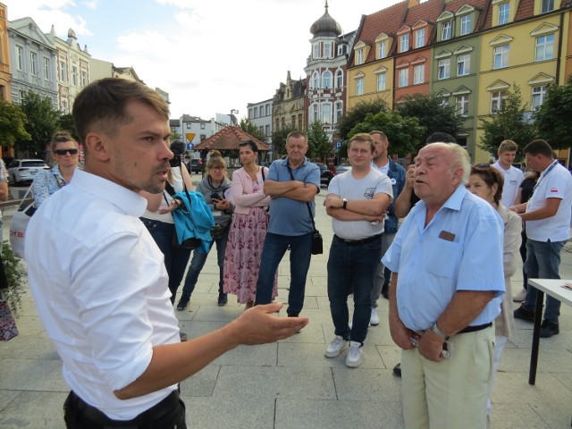 Lider Agrounii Michał Kołodziejczak na brodnickim rynku słuchał mieszkańców i odpowiadał na ich pytania
