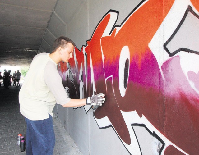 Dwa lata temu grafficiarze z Łodzi, Piotrkowa i okolic malowali graffiti na wewnętrznej stronie wiaduktu w Al. Piłsudskiego