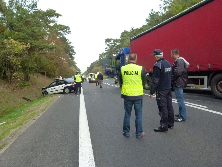 Wypadek w Brzozie. Ciężarówka uderzyła w radiowóz [ZDJĘCIA]