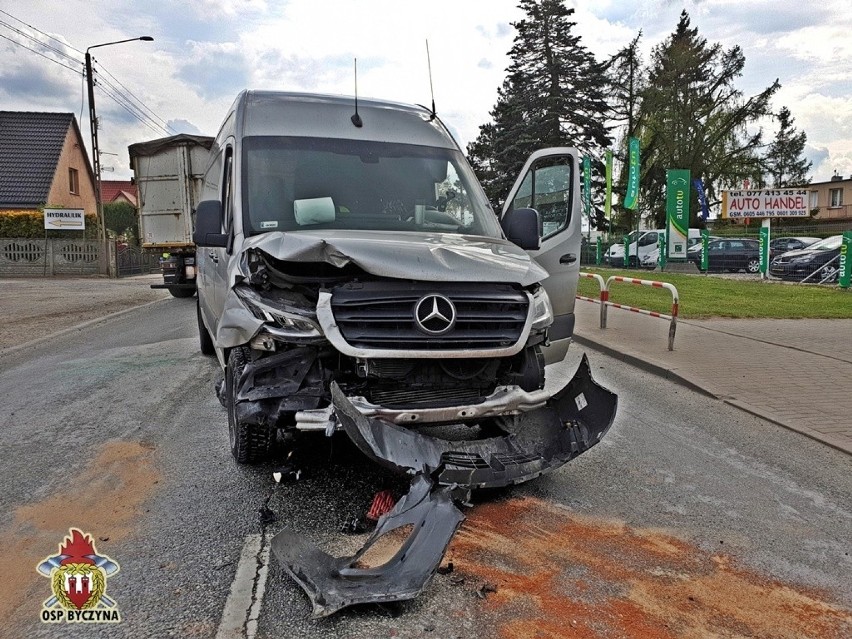 Zderzenie trzech samochodów na drodze krajowej nr 11 w...