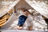 Te triki sprawią, że wyśpisz się w upały. 10 domowych sposobów, które ułatwią zasypianie i spokojny sen. Czego unikać, aby wyspać się latem?