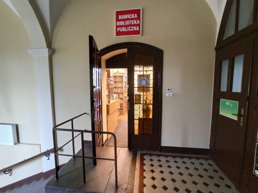 Rawicka Biblioteka Publiczna zmienia swoją główną siedzibę. Sprawdź, jak wygląda tuż przed przeprowadzą do Multibilioteki [ZDJĘCIA]