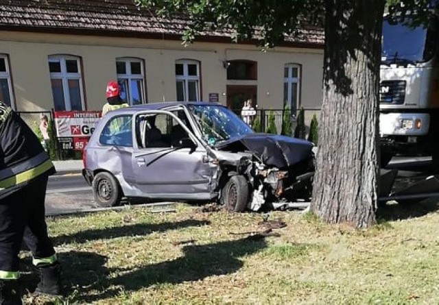 Do poważnego wypadku doszło w czwartek, 27 czerwca, w Wawrowie od Gorzowem. W okolicy przedszkola zderzyły się nissan i peugeot. Na miejsce przyjechały służby ratunkowe. O wypadku poinformowali nas Czytelnicy. 


 
Samochody zderzyły się po godz. 8.00. Z pierwszych informacji wynika, że kierujący nissanem wymusił pierwszeństwo i uderzył w peugeota. Nissan odbił się do auta i uderzył jeszcze w drzewo.
 
Na miejsce przyjechały zaalarmowane służby ratunkowe. Pierwsi dotarli strażacy, którzy zajęli się poszkodowanymi. – Widać było dużo krwi, jedna osoba leżała koło auta otoczona strażakami – mówią nam świadkowie wydarzeń.

Zobacz też wideo: Wypadki w czasie wakacji. Policja stworzyła aktualizowaną mapę


