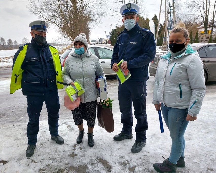 Dzień Babci i Dziadka w Radomsku. Policjanci obdarowali seniorów odblaskami i garścią porad nt. bezpieczeństwa