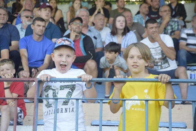 Kibice na meczu rewanżowym w barażach o IV ligę Orlęta - Łokietek