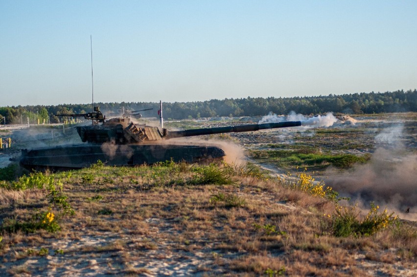 Na poligonie w Nowej Dębie trwa szkolenie ogniowe 1. Batalionu Czołgów z Żurawicy [ZDJĘCIA]